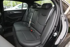 为什么凯迪拉克的车后排只有两个头枕？图片