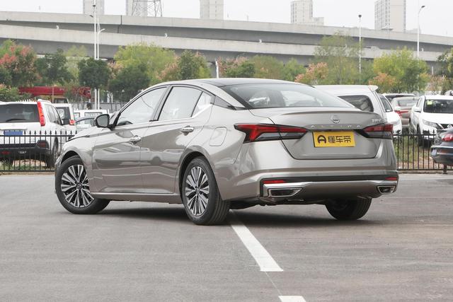 探店日产天籁，号称最舒适的B级车，售17.98万起，值不值得购买？