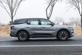 上硬菜！20来万拿下大7座SUV，2.0T混动+5米车长+油耗6L，香吗？图片