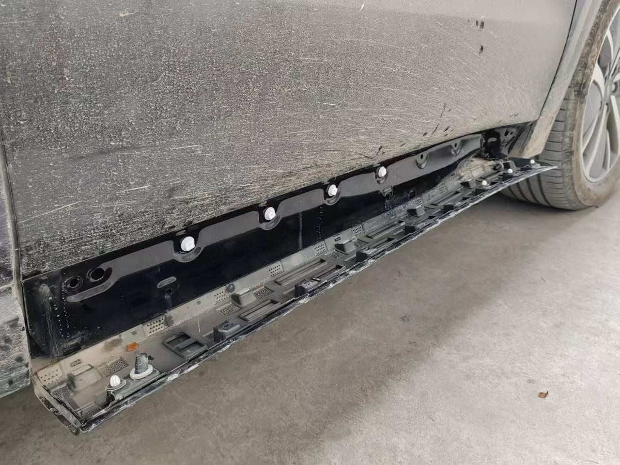 HOWO Left door lower trim panel assembly view 1