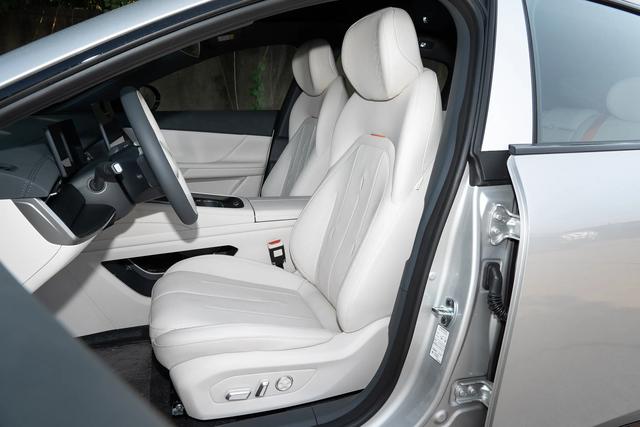 颜值智能操控三在线 东风奕派 eπ007+ 15 万级智美轿跑新选择