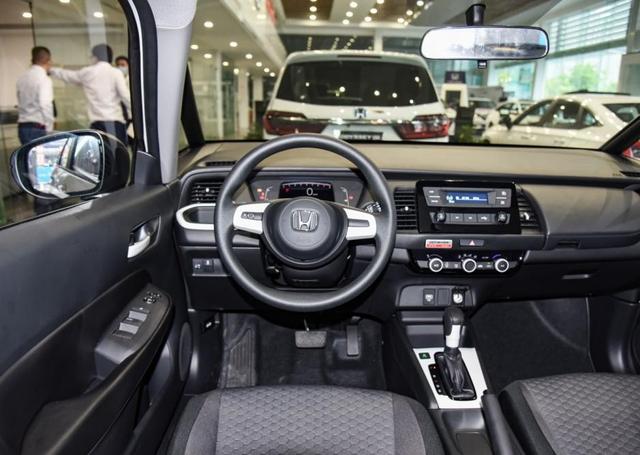 飞度的改装一直很火，包括这官方改装的无限MUGEN版