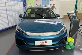 8月销量超15000台，比亚迪元PLUS到店实拍，提车仍需2—3个月图片