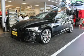 奥迪S5 Coupe车型，2门4座硬顶跑车，搭载354马力发动机，动力强劲图片