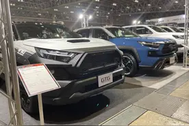 改装版丰田RAV4亮相，跨界风十足，车头变化明显，2.4T+6AT+AWD图片