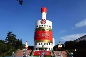 五粮液24亿造车成功！仅售5万，一看车标都乐了：设计师没少喝图片