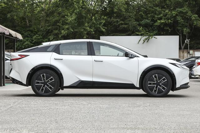 续航530km+L2辅助驾驶，直降4000元的零跑C10对比丰田bZ5如何选？