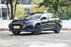 9.39万起，配1.5T四缸机+四轮独悬，百公里油耗6.2L，详解奕炫MAX图片