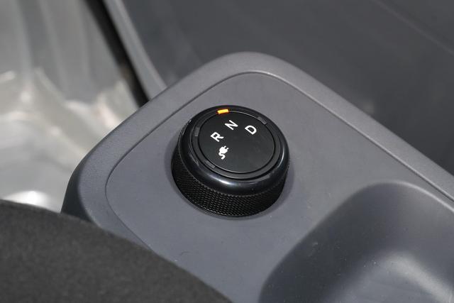 像被挤压拉高，2门1座，宽仅1.08米，来自五菱的快递小哥专用车