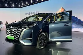 33.98万起！综合续航超1000公里 “加量不加价”的25款腾势D9来了视频封面
