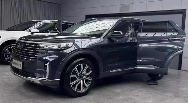 大尺寸联屏安排上了，新款福特探险者实车现身，将于8月正式上市