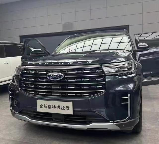 大尺寸联屏安排上了，新款福特探险者实车现身，将于8月正式上市