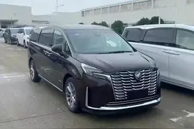 新款别克GL8实车曝光，采用全新风格的前脸，换装大尺寸格栅图片