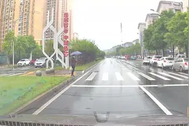 斑马线上礼让行人，但是行人不走咋办？喵哥告诉你正确方法图片