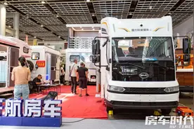 轩航比亚迪T5增程式房车 续航优秀 经典对卡座布局图片