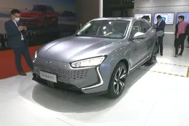 车主抠“赛力斯”尾标换成“华为”车标，车标真的有这么重要吗？图片