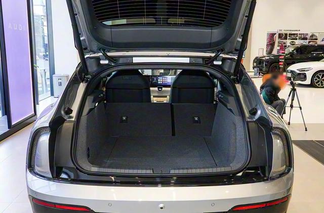 奥迪破釜沉舟！配quattro四驱+空气悬架+3秒级破百，才卖27.99万