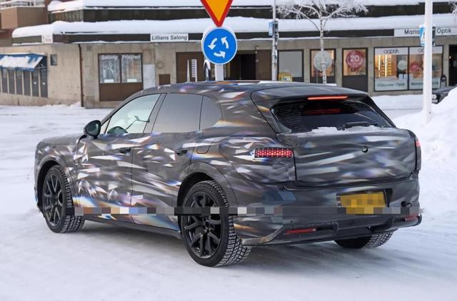 全新宾利纯电SUV曝光，配800V快充+智能座舱，大灯成一大看点