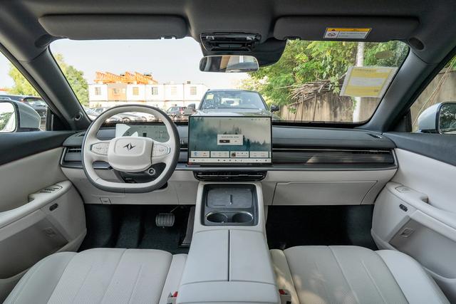 颜值智能操控三在线 东风奕派 eπ007+ 15 万级智美轿跑新选择