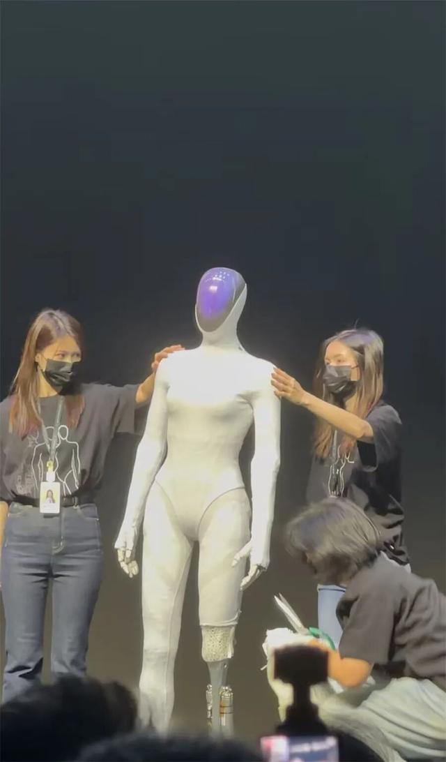 六子只吃了一碗粉 如果未来有硅基生命，小鹏一定会被写入历史