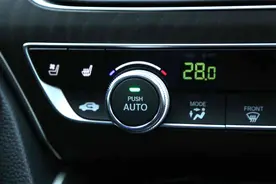 汽车自动空调，温度设定为20度和25度，哪个更省油？图片