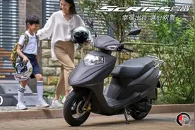 新车｜22款五羊本田喜鲨SCR125实用性小踏板，售价6780元图片