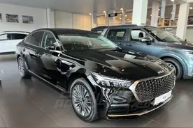 全新一代起亚K9实拍，尾部有宾利既视感，车长过5米1，全系V6动力图片