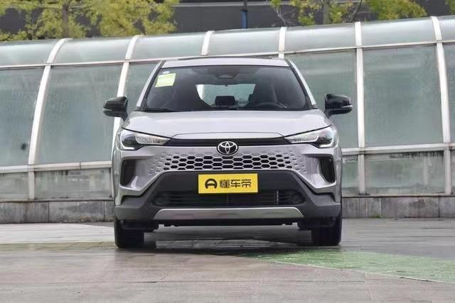 油耗4.56L标配丰田智行安全系统，26款卡罗拉锐放内外换新，香