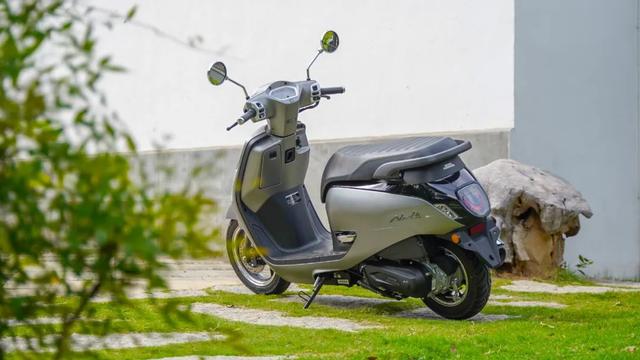 一万出头的高颜值本田复古踏板——新大洲本田NS125LA静态评测