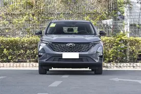 奇瑞发飙了！一口气降到5.69万，油耗6.98L，不比新能源香多了？图片