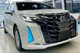 丰田“SIENNA”商务版曝光，气场大增，油耗6升，电动门+航空座椅图片