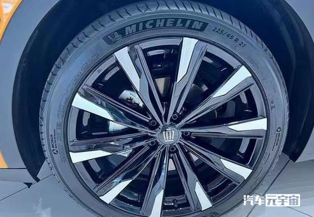 丰田全新皇冠跨界版实拍！10月进口国内销售，国产换汉兰达2.0T