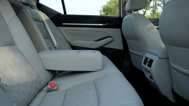 公认的舒适王！车长超4米9+祖传“大沙发”，日产天籁该怎么选？