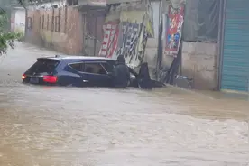 山东突降暴雨，为何许多车主宁愿车子被淹，也不愿意挪车呢？图片