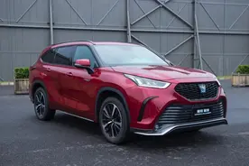 “吃”得少，跑得快，坐得多！赛道试驾皇冠陆放图片