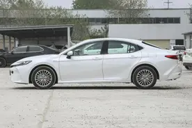 14.98万拿下凯美瑞，2.0L混动+油耗4.2L，省油又耐造，家用车看它图片