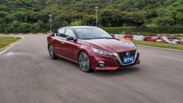 公认的舒适王！车长超4米9+祖传“大沙发”，日产天籁该怎么选？