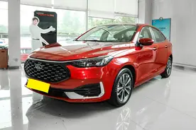 轴距2687mm，全系标配1.5L+6AT，9.08万起售，体验福特福睿斯图片