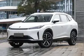 底盘有大厂出品的底子，但配置确实不咋地，试驾荣威全新混动SUV图片