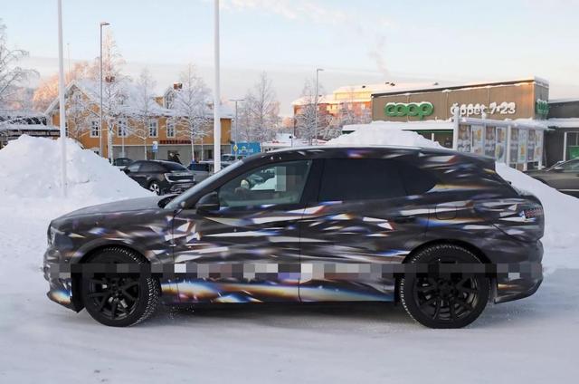 全新宾利纯电SUV曝光，配800V快充+智能座舱，大灯成一大看点