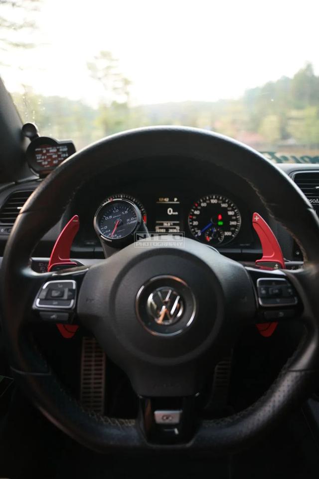 素雅姿态风的大众尚酷R，低趴后尽显竞技运动范