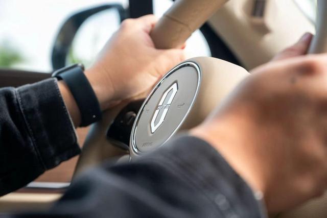 轻松游大湾区宜居城市，开问界M9向珠海出发