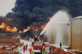 专治化工火灾，进口依维柯底盘，马基路斯重型泡沫消防车图片