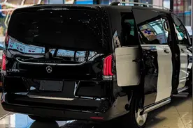 2025款梅赛德斯-奔驰V300L 沉浸式体验外观和内饰视频封面