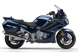 四缸豪华休旅摩托，2023款雅马哈FJR1300ES详解，配置还需提高图片