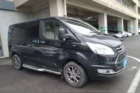 标价12万的福特途睿欧，自改航空座椅加木地板，加热功能却不灵？图片