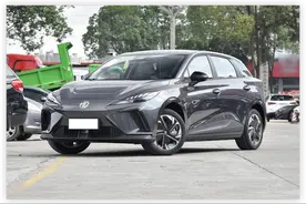 “欧盟严选”名爵电动小钢炮MG4，轴距2.7米，配后置动力有五连杆图片