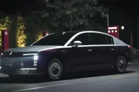 尊界S800全自动无人充电，连劳斯莱斯闪灵车主都羡慕的功能？视频封面