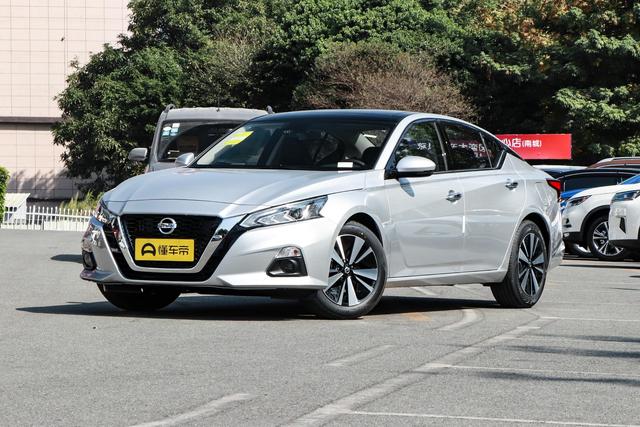 公认的舒适王！车长超4米9+祖传“大沙发”，日产天籁该怎么选？