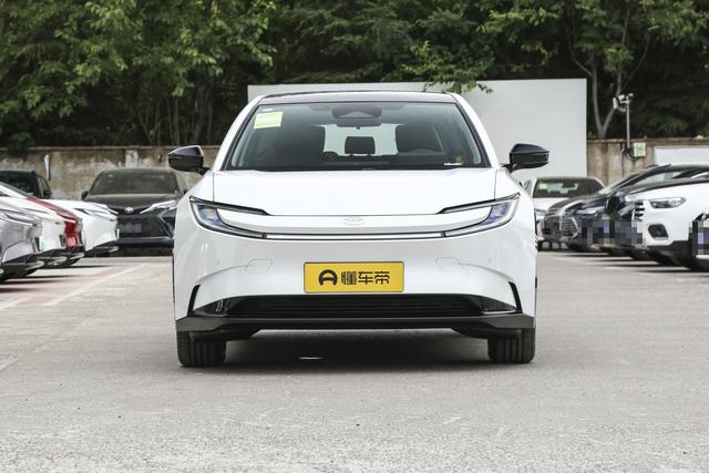 续航530km+L2辅助驾驶，直降4000元的零跑C10对比丰田bZ5如何选？